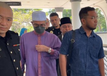 MUHAMMAD Suhaimi Salleh (tengah) dihadapkan ke Mahkamah Sesyen Alor Setar, Kedah hari ini atas dua pertuduhan menggunakan jawatan untuk mendapatkan suapan tahun lalu.