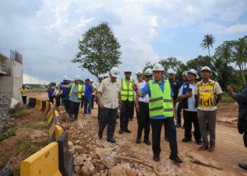 AHMAD Maslan (tengah) melawat Projek Contoh Membina Jalan dan Jambatan Alor Ganu/ Titi Gajah Daerah Kota Setar Ke Titi Besi, Daerah Kubang Pasu hari ini. - UTUSAN/ SHAHIR NOORDIN