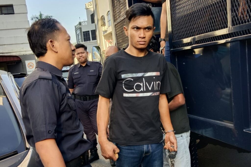 Lelaki didenda RM5,000, simbah cat merah di salun