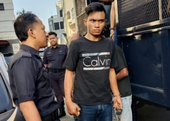AHMAD Abu Bakar dibawa ke Mahkamah Majistret Johor Bahru hari ini bagi berdepan pertuduhan menyimbah cat merah di sebuah salun di pusat beli-belah 11 Oktober lalu.-UTUSAN/BAAZLAN IBRAHIM.