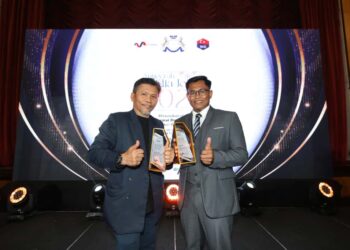 Mohd.  Sharkawi Londing (kanan) dan Raja Jaafar Ali bersama trofi apabila memenangi hadiah utama kategori Wartawan Media Cetak Terbaik Bahasa Malaysia dan Jurufoto Sukan Terbaik sempena Anugerah Media Johor 2025 di Pusat Konvensyen Antarabangsa Persada, Johor Bahru, malam tadi. - UTUSAN/RAJA JAAFAR ALI