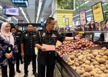 AZMAN Ismail (kanan) memeriksa harga barangan semasa Program Walkabout sempena pelaksanaan SHMMP Deepavali 2025 di Kubang Kerian, Kelantan hari ini-UTUSAN/KAMARUL BISMI KAMARUZAMAN.