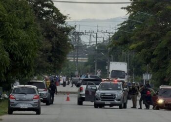 ANGGOTA keselamatan berhampiran kawasan letupan bom di Pekan Yingo, Narathiwat, Thailand pagi tadi-IHSAN POLIS THAILAND