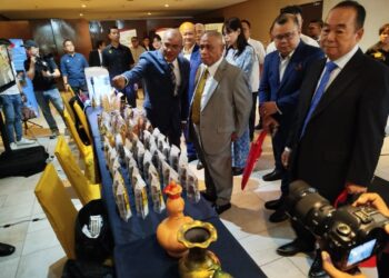 SAARANI Mohamad (tengah) bercakap kepada pemberita selepas merasmikan Seminar 2.0 Kenapa iESG dan IR 5.0 di Ipoh, Perak hari ini.-FADZIL ZAINOL