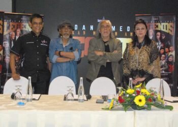 FREDDIE Fernandez (dari kiri), Ito, Ramli Sarip dan Khatijah Ibrahim selepas mengadakan sidang akhbar Malam Amal ‘Legends’ di Banda Hilir, Melaka. - UTUSAN/AMRAN MULUP
