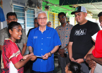 ISMAIL Sabri Yaakob menyampaikan sumbangan kepada S. Mittra di Taman Merlimau Utara, Jasin, Melaka. - UTUSAN/AMRAN MULUP