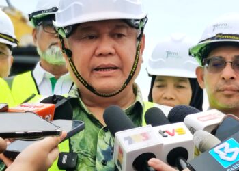 ALEXANDER Nanta Linggi pada sidang akhbar selepas Majlis Pecah Tanah Hab Pengecasan EV Bersepadu Pertama di Malaysia di R&R Seremban (arah Selatan), Lebuhraya Utara Selatan di Seremban hari ini.-UTUSAN/MOHD. SHAHJEHAN MAAMIN.