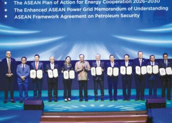ANWAR Ibrahim menyaksikan pertukaran memorandum persefahaman  pada Majlis Pembukaan Bersama Mesyuarat Menteri-Menteri Tenaga ASEAN Ke-43 (AMEM) dan Forum Perniagaan Tenaga ASEAN (AEFB), di Kuala Lumpur, semalam. – UTUSAN/MUHAMMAD IQBAL ROSLI