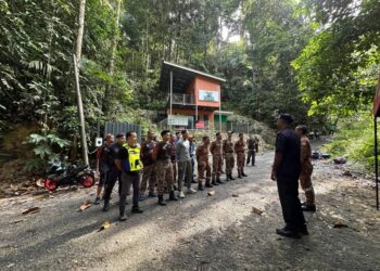TAKLIMAT oleh pasukan keselamatan sebelum operasi mencari dan menyelamatkan seorang lelaki yang dipercayai hilang di Gunung Liang, Tanjung Malim, Perak hari ini. GAMBAR/IHSAN JBPM