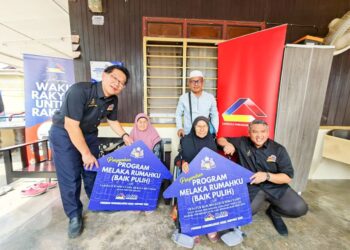 PONIAH Ahmad (duduk dua dari kanan) menerima kunjungan Lim Ban Hong (kiri) pada Majlis Penyerahan Program Melaka Rumahku (PMR) anjuran Lembaga Perumahan Melaka (LPM) di Kampung Pinang, Tanjung Kling, Melaka, semalam.