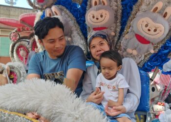 MUHAMAD Haieri Nizam Saari bersama isteri serta anaknya yang menghidap penyakit sumsum tulang ketika program khas anjuran Persatuan Impian Kanak-kanak di Banda Hilir, Melaka. - UTUSAN/AMRAN ALI