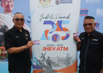 SEMAON Marjuki (kiri) menunjukkan kod QR bagi sumbangan RM1 KTP selepas peluncuran Sambutan Jubli Perak Penubuhan JHEV di Politeknik Merlimau, Jasin, Melaka. - UTUSAN/AMRAN MULUP