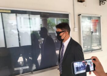 GOON Hoong Tatt hadir di Kompleks Mahkamah Pulau Pinang semalam bagi berdepan pendakwaan mengaibkan dan mencabul dua pesakit wanita warga asing pada Februari lalu.