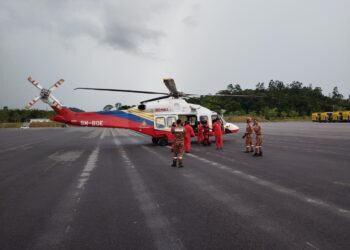 HELIKOPTER pasukan Unit Udara Bomba yang terlibat dalam operasi membawa turut jenazah Allahyarham Mustaqqeem Mansoor, 34, yang ditemukan di puncak Gunung Liang, Tanjung Malim, Perak.-FADZIL ZAINOL