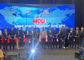 AHMAD ZAHID Hamidi bersama wakil industri sukan yang menyertai program itu di SCCC, Setia Alam, Selangor hari ini.-UTUSAN/ISKANDAR SHAH MOHAMED