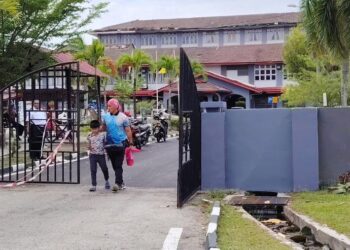 IBU bapa membawa anak ke sekolah bagi mengambil buku berikutan lima sekolah rosak akibat dilanda ribut dan puting beliung di Sijangkang, pada Rabu lalu.