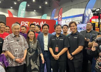 AHMAD ZAHID Hamidi bersama wakil industri sukan yang menyertai program itu di SCCC, Setia Alam, Selangor hari ini.-UTUSAN/ISKANDAR SHAH MOHAMED