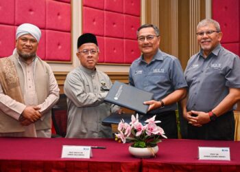 Pengarah Eksekutif Institut Ilmu Darul Makmur Majlis Ugama Islam dan Adat Resam Melayu Pahang Education Sdn Bhd, Amran Muhammad (dua dari kiri),Presiden/Naib Canselor Open University Malaysia, Ahmad Izanee Awang (dua dari kanan) hadir majlis menandatangani memoradum persefahaman (MoU) di Kuantan  baru-baru  ini. – UTUSAN/MUHAMMAD NAIM HELMI HAFIDZI