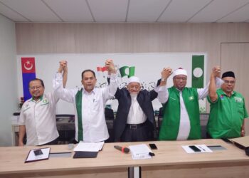 MAHFODZ Mohamed (tengah) bergambar bersama barisan kepimpinan Pas Johor yang baharu selepas sidang akhbar di Ibu Pejabat Pas Johor di Bandar Baru Uda, Johor.