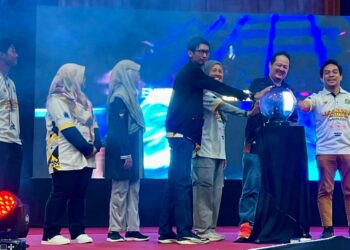 MUSA Salim (dua dari kanan) membuat gimik pelancaran Kejohanan E-Sukan Terbuka Perlis 2025 di Dewan Harumanis, Politeknik Tuanku Syed Sirajuddin (PTSS), Arau, Perlis. -UTUSAN/ASYRAF MUHAMMAD