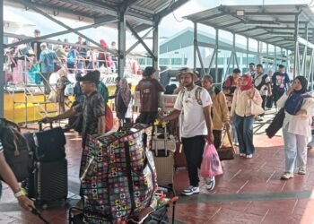 PENUMPANG yang menggunakan perkhidmatan feri ke Langkawi sempena cuti umum perayaan Deepavali.