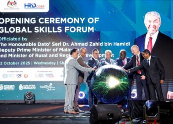 AHMAD Zahid Hamidi pada Majlis Pelancaran Forum Kemahiran Global (GSF) 2025 di Kuala Lumpur, semalam. Turut hadir, Menteri Sumber Manusia, Steven Sim (tiga, kiri).  – UTUSAN/SHIDDIEQIIN ZON