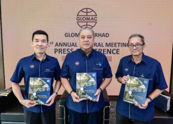 FD Iskandar (tengah) bergambar pada sidang media Mesyuarat Agung Tahunan ke-41 Glomac Berhad di Menara Glomac di sini, semalam. - UTUSAN/SYAKIR RADIN