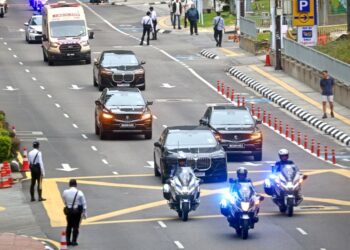 ANGGOTA polis trafik melakukan simulasi pergerakan konvoi melibatkan delegasi negara-negara peserta Sidang Kemuncak ASEAN Ke-47 
bagi memastikan kelancaran lalu lintas dan aspek keselamatan di Pusat Konvensyen Kuala Lumpur, semalam. – UTUSAN/ISKANDAR ISHAK
