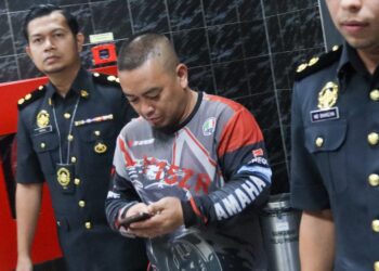 MOHAMMAD Syafiq Jaily Abdullah (tengah) diiringi oleh anggota penguatkuasa KPDN Pulau Pinang ketika dihadapkan ke Mahkamah Sesyen Butterworth, Pulau Pinang atas kesalahan memiliki dan menyimpan ribuan liter diesel subsidi tanpa kebenaran.-UTUSAN/DANIAL SAAD