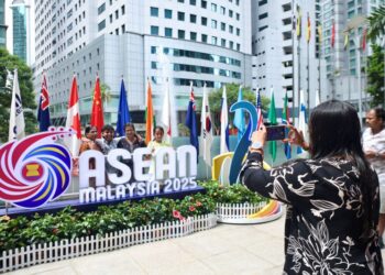 ORANG ramai mengambil gambar di papan tanda sempena Sidang Kemuncak ASEAN Ke-47 yang bakal berlangsung dari 26 hingga 28 Oktober ini di KLCC. - UTUSAN/ISKANDAR ISHAK