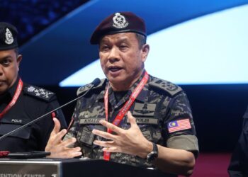MOHD. Khalid Ismail ketika sidang akhbar selepas melakukan tinjauan persiapan sempena Sidang Kemuncak ASEAN ke-47 di KLCC, Kuala Lumpur hari ini.-UTUSAN/ISKANDAR ISHAK