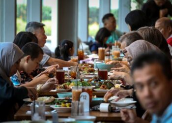 ARAK tidak sepatutnya diiklankan dan dihidangkan  di mana-mana tempat awam apatah lagi dalam majlis rasmi kerajaan.