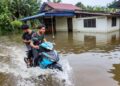 ELAKKAN bermain banjir kerana boleh mengundang risiko kesihatan dan nyawa. 
– GAMBAR HIASAN