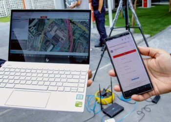 BAHAN perovskit berganda membawa impak besar kepada pengguna seperti pengecas telefon tidak cepat panas, komputer riba dan televisyen lebih stabil. – GAMBAR HIASAN
