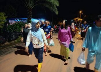 NUR Aishah bersama pasukannya segera ke lokasi sejurus menerima laporan kejadian bagi menghulurkan bantuan segera ke setiap rumah yang terjejas teruk.