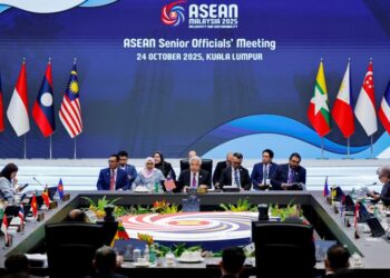 KETUA Setiausaha Kementerian Luar, Datuk Seri Amran Mohamad Zin mempengerusikan Mesyuarat Pegawai Kanan ASEAN pada Sidang Kemuncak ASEAN Ke-47, di Pusat Konvensyen Kuala Lumpur, semalam. – UTUSAN/SHIDDIEQIIN ZON