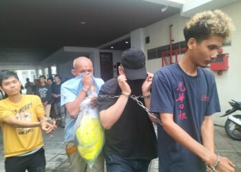 PHRA Phumin (dua dari kiri) ketika dibawa ke Kompleks Mahkamah Pulau Pinang, di George Town, hari ini.-UTUSAN/SAFINA RAMLI