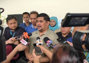 SHAHELMEY Yahya ditemui pada majlis penyerahan insentif kepada kontinjen Putatan di Pejabat Daerah Putatan, Sabah.