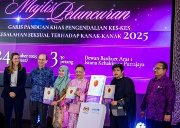 AZALINA Othman Said pada Majlis Peluncuran Garis Panduan Khas Pengendalian Kes-Kes Keselahan Seksual Terhadap Kanak-kanak 2025 di Putrajaya, semalam. Turut hadir, Hakim Besar Malaya, Tan Sri Hasnah Mohammed Hashim (tiga,kanan). – UTUSAN/FAISOL MUSTAFA