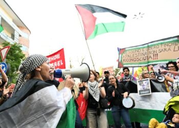 GERAKAN rakyat digital ini membentuk ekosistem komunikasi partisipatif; di mana wacana tentang Palestin kini dikawal oleh rakyat global, bukan elit politik.