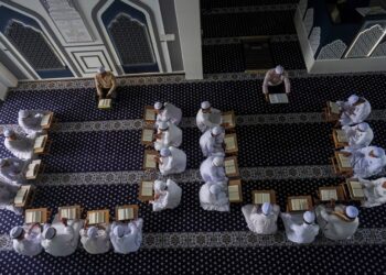 AL-QURAN bukan sekadar teks tetapi cahaya petunjuk Ilahi untuk umat manusia hingga akhir zaman.