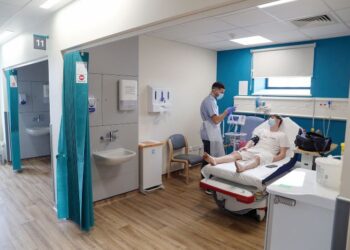 SESETENGAH ahli farmasi komuniti dan doktor am sudah mula mencadangkan ujian genetik kepada pelanggan, diikuti pengambilan darah yang dihantar ke makmal untuk penjujukan genetik.