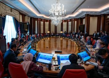 PERPADUAN perlu bermula daripada barisan kepimpinan yang menunjukkan teladan terbaik.