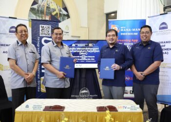 DR. SHARIFUDIN Md Shaarani (dua dari kiri) bersama Mohamad Helmi (dua dari kanan) selepas menandatangani MoA di USIM, Nilai, Seremban, semalam.