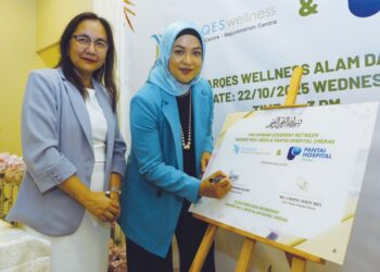 NARQES Mohd. Raimi (kanan) bersama Ketua Pegawai Eksekutif Pantai Hospital Cheras, Chong Soon Mei ketika gimik menandatangani MoU di Pusat Penjagaan Selepas Bersalin NARQES, Cheras baru-baru ini.