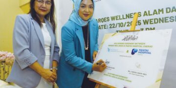 NARQES Mohd. Raimi (kanan) bersama Ketua Pegawai Eksekutif Pantai Hospital Cheras, Chong Soon Mei ketika gimik menandatangani MoU di Pusat Penjagaan Selepas Bersalin NARQES, Cheras baru-baru ini.
