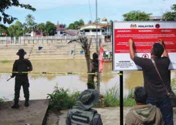 ANGGOTA Pasukan Gerakan Am bersama Pegawai Majlis Keselamatan Negara  membuat tinjauan 
di sepanjang Sungai Golok, Rantau Panjang, Kelantan, semalam.