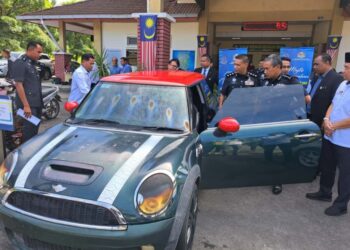 ADZLI Abu Shah melihat kenderaan dilucut hak yang diserahkan kepada institusi pendidikan bagi pembelajaran berkaitan automotif dalam majlis di SMK Hosba di Jitra, Kubang Pasu.