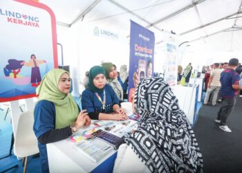 PENGUNJUNG mendapatkan maklumat Lindung Kasih pada Festival Mega i Lindung U anjuran Perkeso di pekarangan Stadium Shah Alam, di Shah Alam, Selangor. – UTUSAN/AFIQ RAZALI