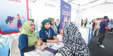 PENGUNJUNG mendapatkan maklumat Lindung Kasih pada Festival Mega i Lindung U anjuran Perkeso di pekarangan Stadium Shah Alam, di Shah Alam, Selangor. – UTUSAN/AFIQ RAZALI